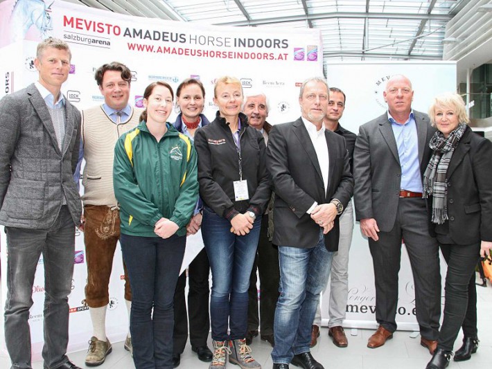 Max Kühner, Thomas Kreidl, Emma Moulds, Veronika Greisberger, Marcela Krinke Susmelj, Robert Jauck, Gerald Reiter, Roland Englbrecht und Josef Göllner bei der Pressekonferenz. © Salzburg CityGuide