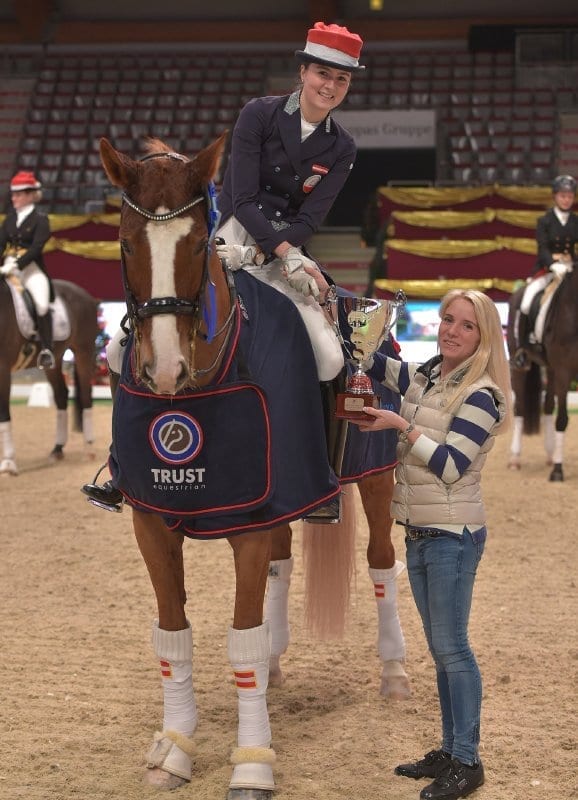 Die erste Siegerehrung der Mevisto Amadeus Horse Indoors 2015 wurde von Patricia Hutter (S) angeführt. © Fotoagentur Dill