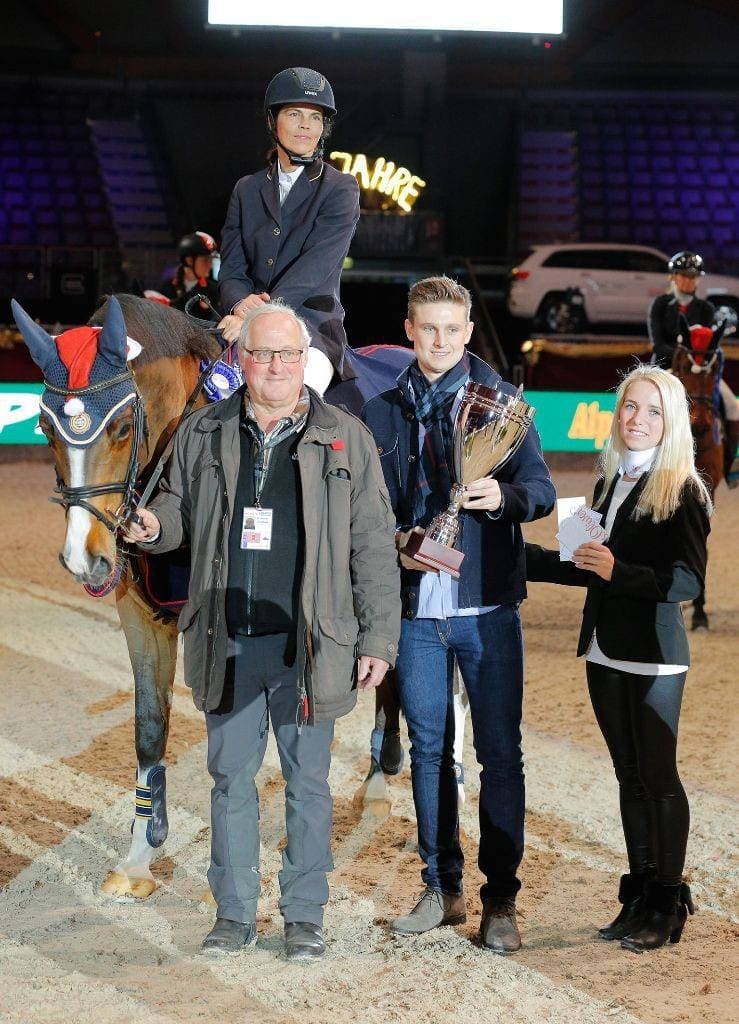 Reinhard Pabst (Alpenspan) und Jennifer Göllner (horsedeluxe event GmbH) gratulierten Ute Antonie Meinhart zum Big Amateur Tour Sieg. © Fotoagentur Dill