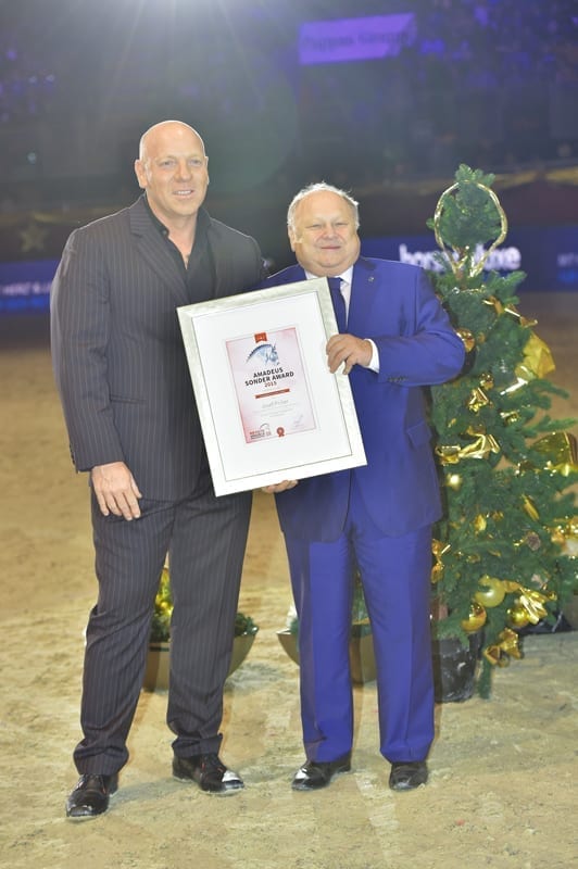 Josef Priller (Nürnberger Versicherungsgruppe) erhielt von Josef Göllner (Veranstalter Mevisto Amadeus Horse Indoors) den Amadeus Sonder Award. © Fotoagentur Dill
