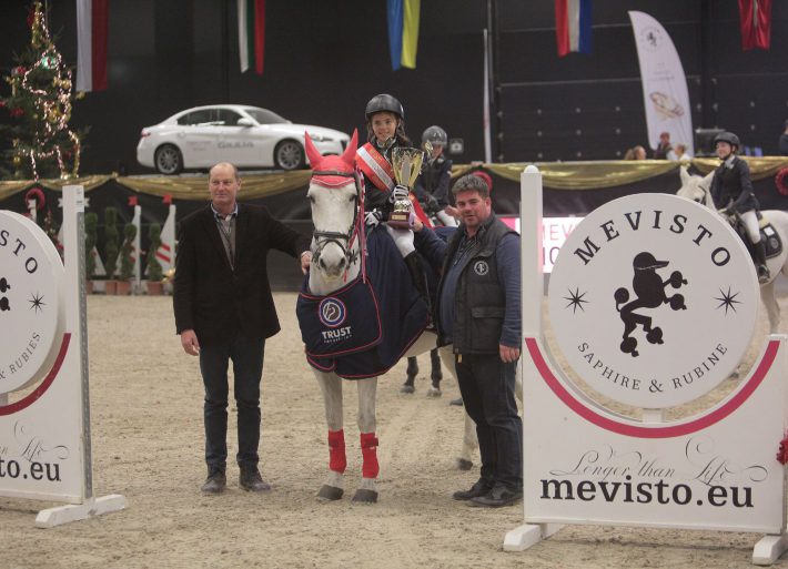 Lilly Kirschner und Rajou durften die Siegertrophäe im AFP Mini Children Grand Prix entgegen nehmen. © Fotoagentur Dill