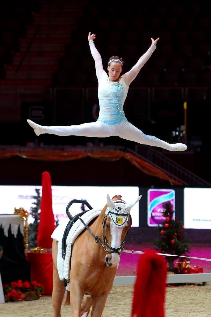 Die Weltcupsiegerin von 2015 und Nummer drei der Welt, Anna Cavallaro (ITA), ist die Voltigier Weltcup Siegerin der Mevisto Amadeus Horse Indoors 2016. © Andrea Fuchshumer