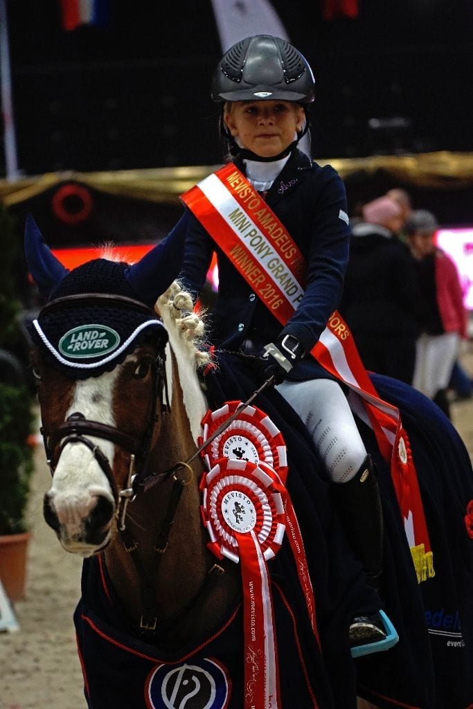 Ava Ferch und ihr Pony Schweinsteiger sind die Sieger der s.Oliver Super Mini Pony Tour. © Salzburg City Guide