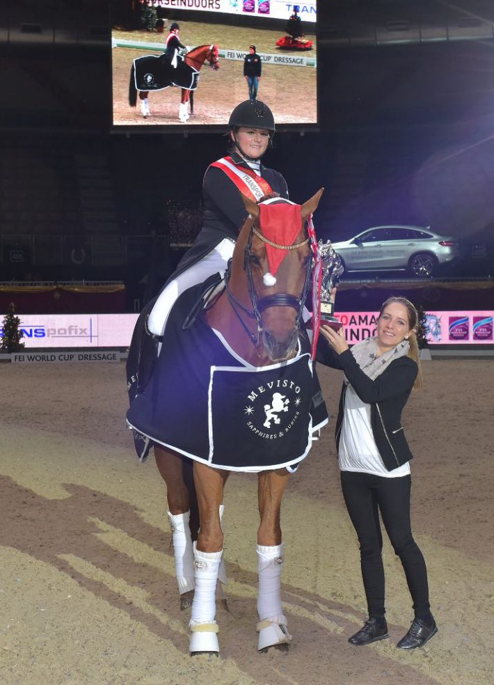 Jennifer Göllner gratulierte Diana Porsche zu ihrem Sieg im Transpofix Dressage Cup. © Fotoagentur Dill