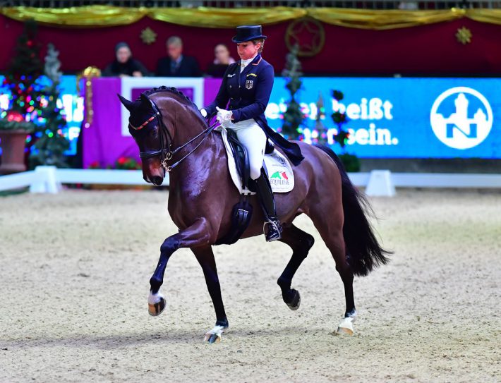 Stolze Siegerin vom FEI World Cup™ Dressage Grand Prix von Salzburg: Dorothee Schneider (GER) auf Showman FRH. © im|press|ions - Daniel Kaiser