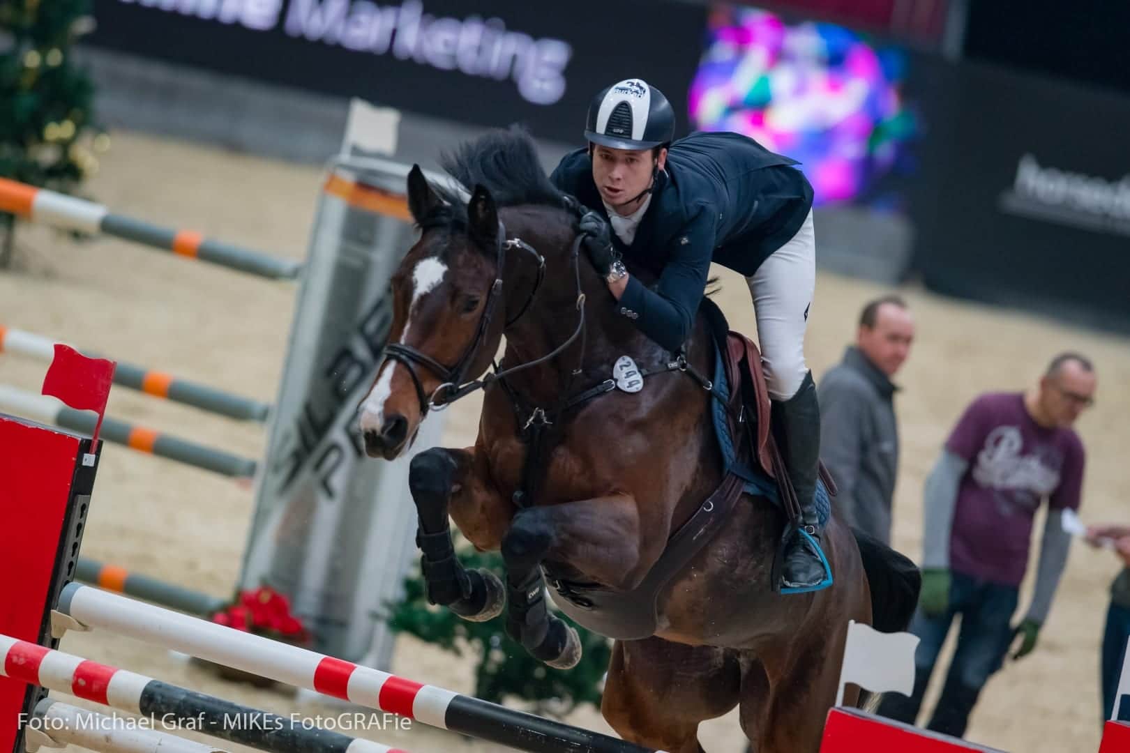 Die 13. Amadeus Horse Indoors beginnen mit einem EY Cup-Auftaktsieg für Tobias Schwarz (GER) im EY Cup U25. © Michael Graf