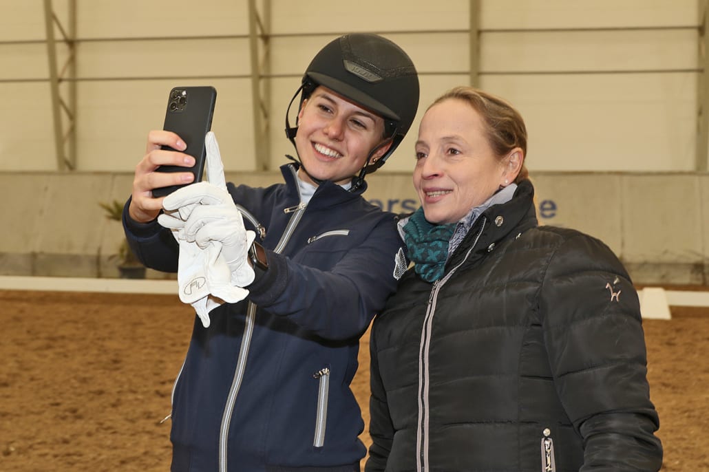 Sympathisch! Isabell Werth nahm sich Zeit für unzählige Selfies. © Salzburg-Cityguide