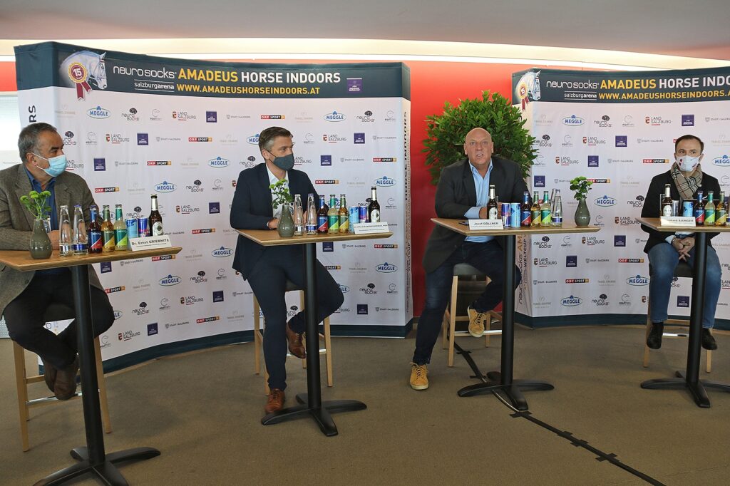 Traditionell ist die Pressekonferenz am Mittwoch der Startschuss für die Neuro Socks Amadeus Horse Indoors. Von links nach rechts am Podium mit Corona-Sicherheitsabstand: Ernst Griebnitz (Salzburger Pferdesportverband), DI (FH) Alexander Kribus, MBA (Messezentrum Salzburg), Josef Göllner (Veranstalter), Bernhard Auinger (Bgm.-Stellvertreter). © salzburg-cityguide.at