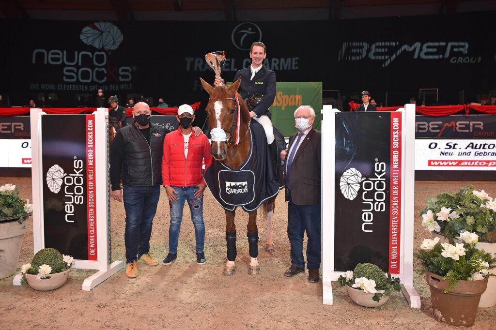 Peter Pichler (2. von links) vom Autohaus Pichler Leoben gratulierte Felix Haßmann persönlich zum Sieg in der Auto Pichler Challenge bei der Neurosocks Amadeus Horse Indoors © Sibil Slejko