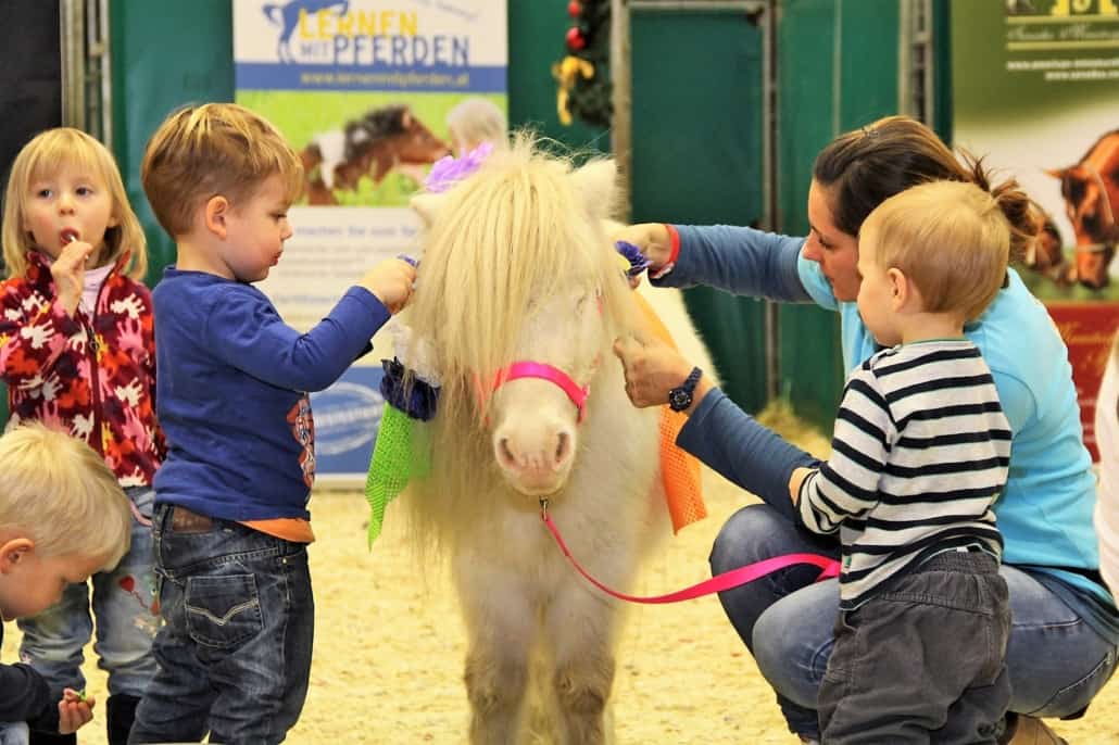 Von Pony-Putzen bis Hobbyhorsing: Die Amadeus Horse Indoors bietet tolles Kinderprogramm in der Messehalle. © Salzburg Cityguide