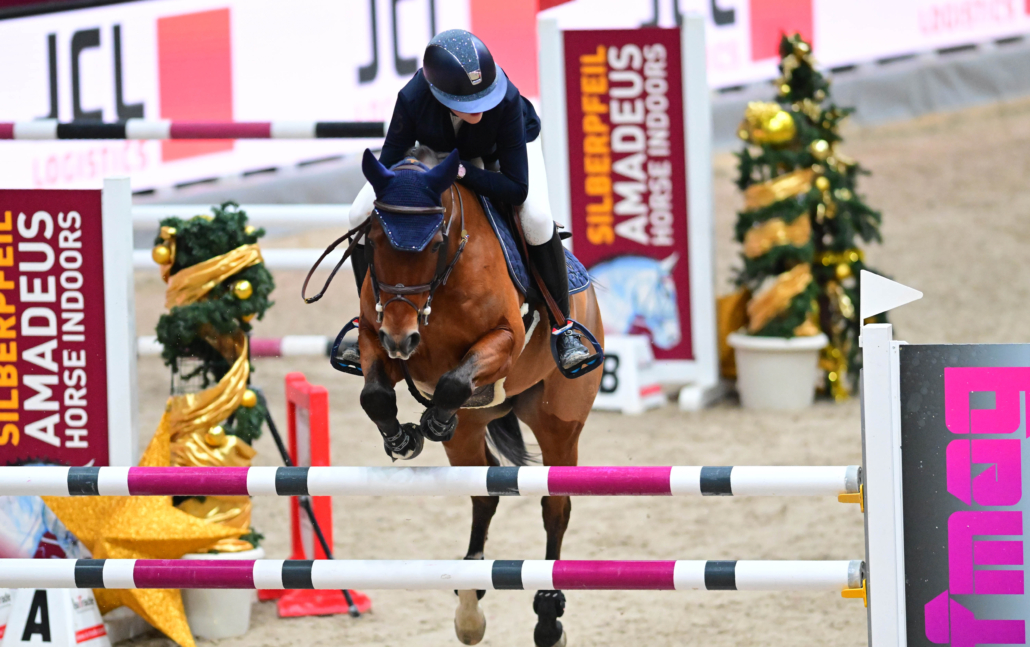 Bethany Vos (NED) und Still Got Me auf dem Weg zum Sieg in der FEI Jumping Ponies’ Trophy Salzburg. © Daniel Kaiser