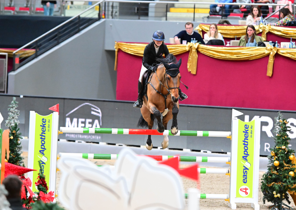 Top! Platz 2 für Antonia Weixelbraun (S) und Quintar de Homage Z. © Silberpfeil Amadeus Horse Indoors | Daniel Kaiser 
